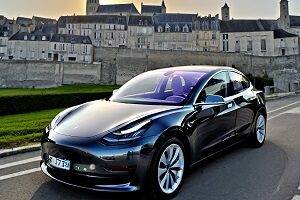 Tesla VTC de jour à Poitiers